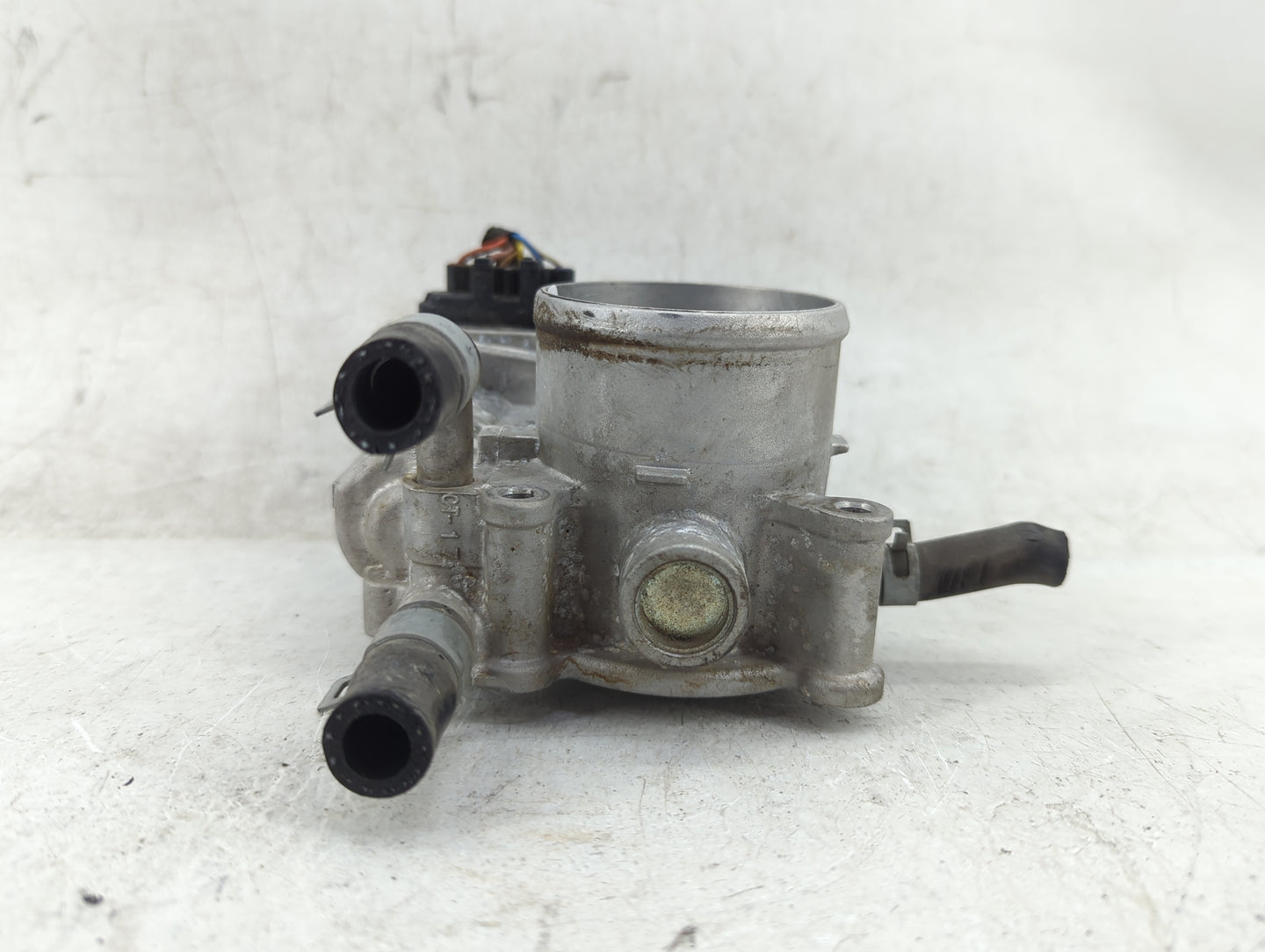 2012-2019 Kia Soul Throttle Body P/N:35100-2B300 Fits Fits 2012 2013 2014 2015 2016 2017 2018 2019 OEM Used Auto Parts - Oem