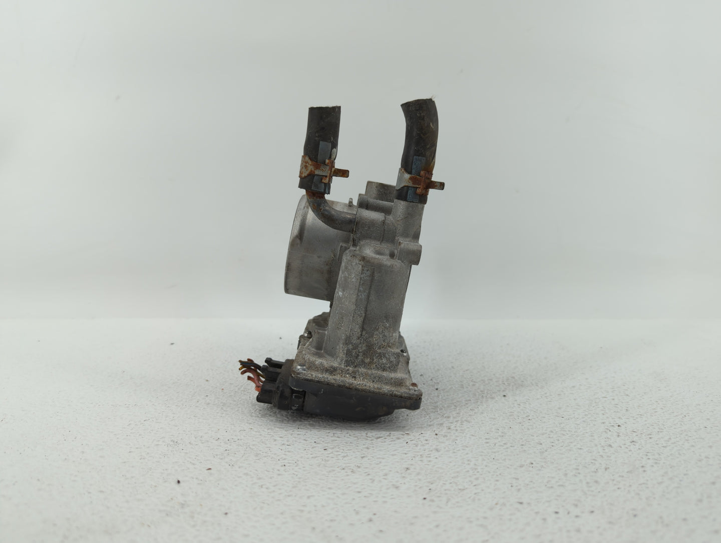 2012-2019 Kia Soul Throttle Body P/N:35100-2B300 Fits Fits 2012 2013 2014 2015 2016 2017 2018 2019 OEM Used Auto Parts - Oem