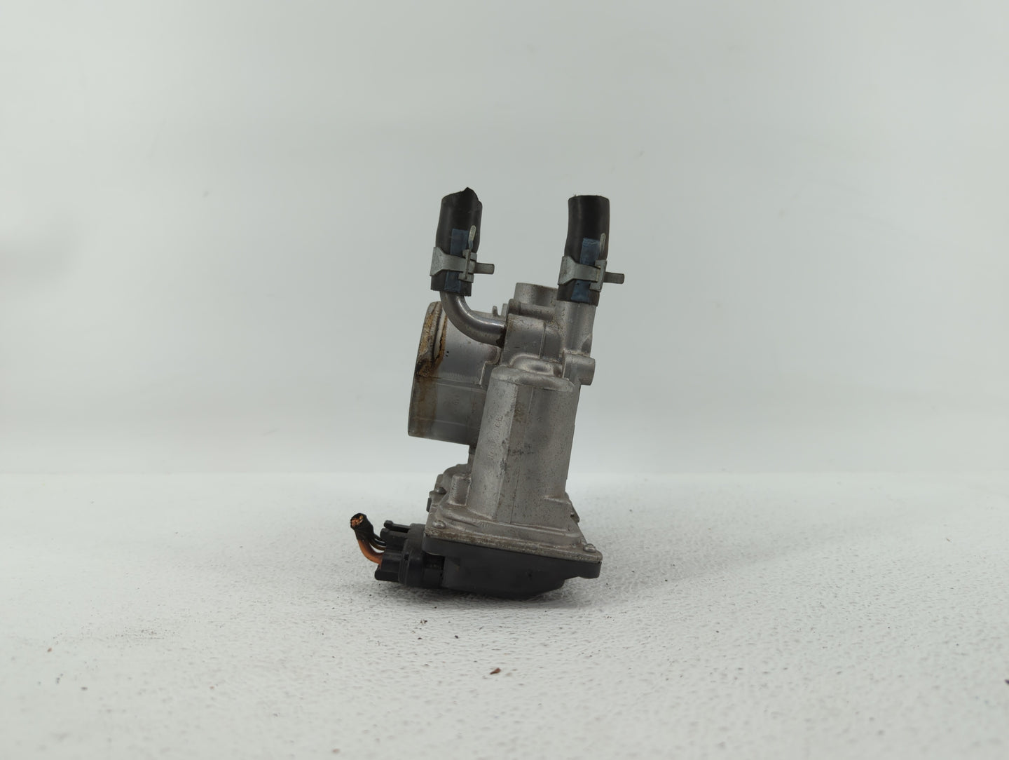 2012-2019 Kia Soul Throttle Body P/N:35100-2B300 Fits Fits 2012 2013 2014 2015 2016 2017 2018 2019 OEM Used Auto Parts - Oem