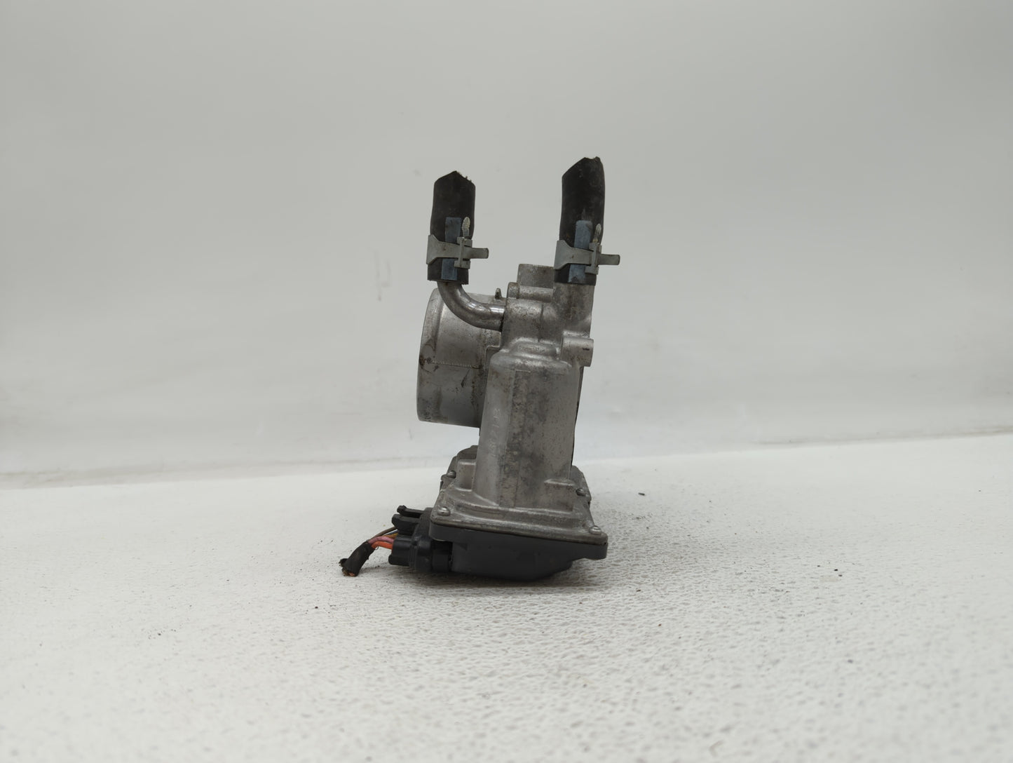 2012-2019 Kia Soul Throttle Body P/N:35100-2B300 Fits Fits 2012 2013 2014 2015 2016 2017 2018 2019 OEM Used Auto Parts - Oem