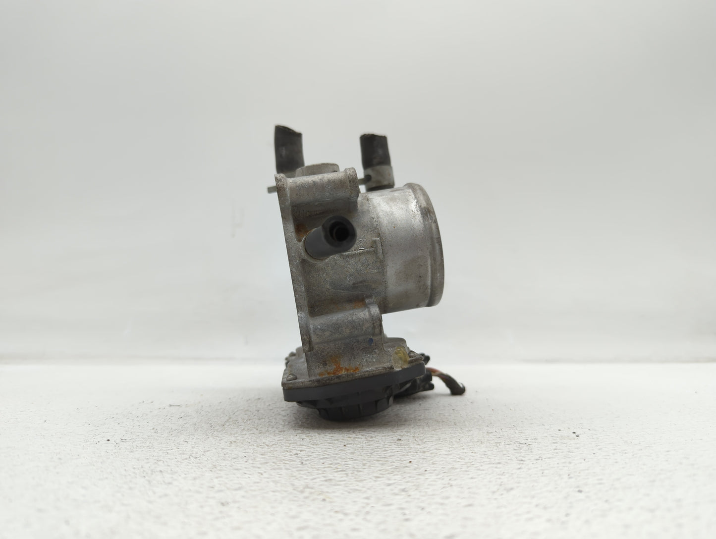 2012-2019 Kia Soul Throttle Body P/N:35100-2B300 Fits Fits 2012 2013 2014 2015 2016 2017 2018 2019 OEM Used Auto Parts - Oem