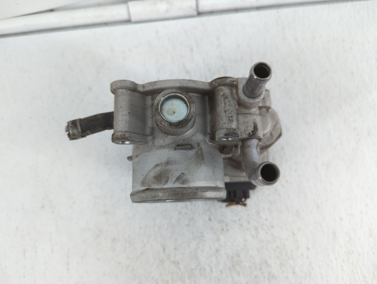 2012-2019 Kia Soul Throttle Body P/N:35100-2B300 Fits Fits 2012 2013 2014 2015 2016 2017 2018 2019 OEM Used Auto Parts - Oem