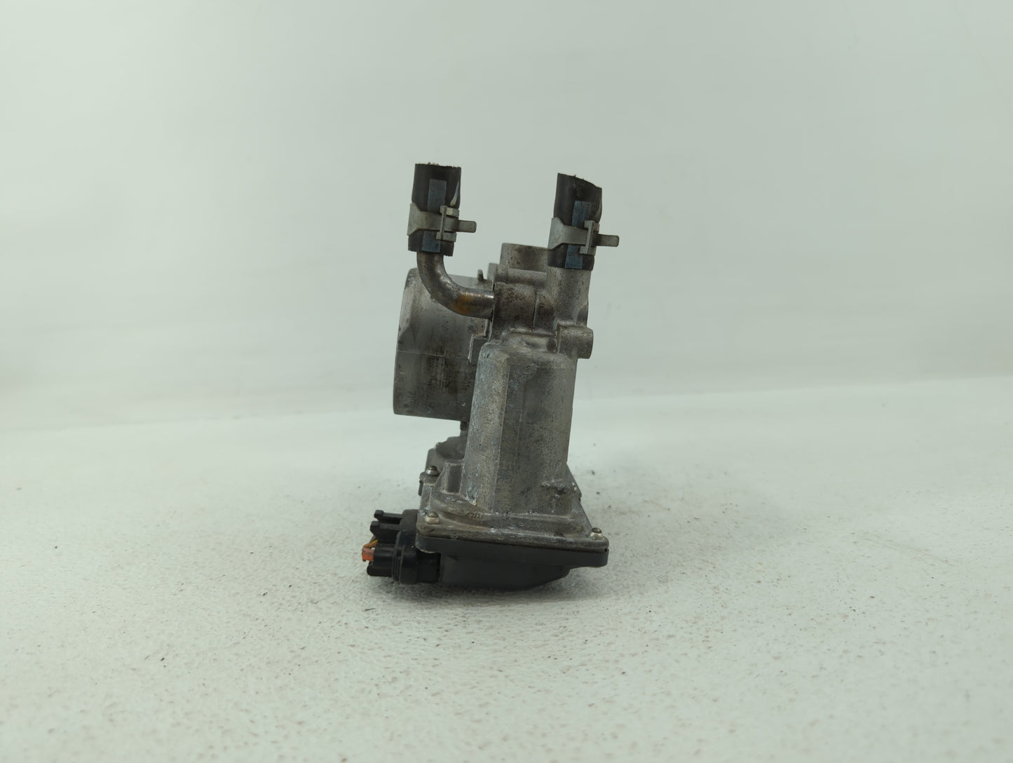2012-2019 Kia Soul Throttle Body P/N:35100-2B300 Fits Fits 2012 2013 2014 2015 2016 2017 2018 2019 OEM Used Auto Parts - Oem