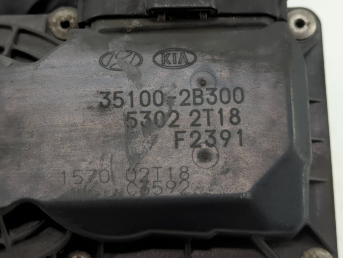 2012-2019 Kia Soul Throttle Body P/N:35100-2B300 Fits Fits 2012 2013 2014 2015 2016 2017 2018 2019 OEM Used Auto Parts - Oem