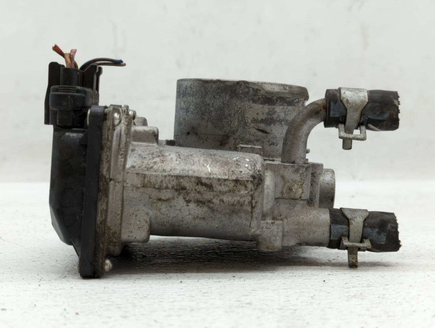 2012-2019 Kia Soul Throttle Body P/N:35100-2B300 Fits Fits 2012 2013 2014 2015 2016 2017 2018 2019 OEM Used Auto Parts - Oem