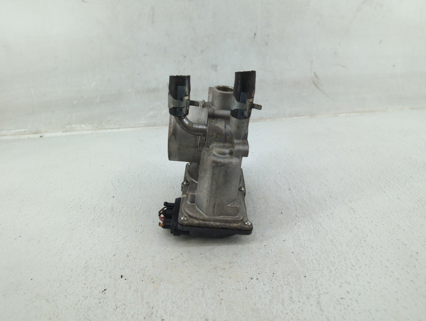 2012-2019 Kia Soul Throttle Body P/N:35100-2B300 Fits Fits 2012 2013 2014 2015 2016 2017 2018 2019 OEM Used Auto Parts - Oem