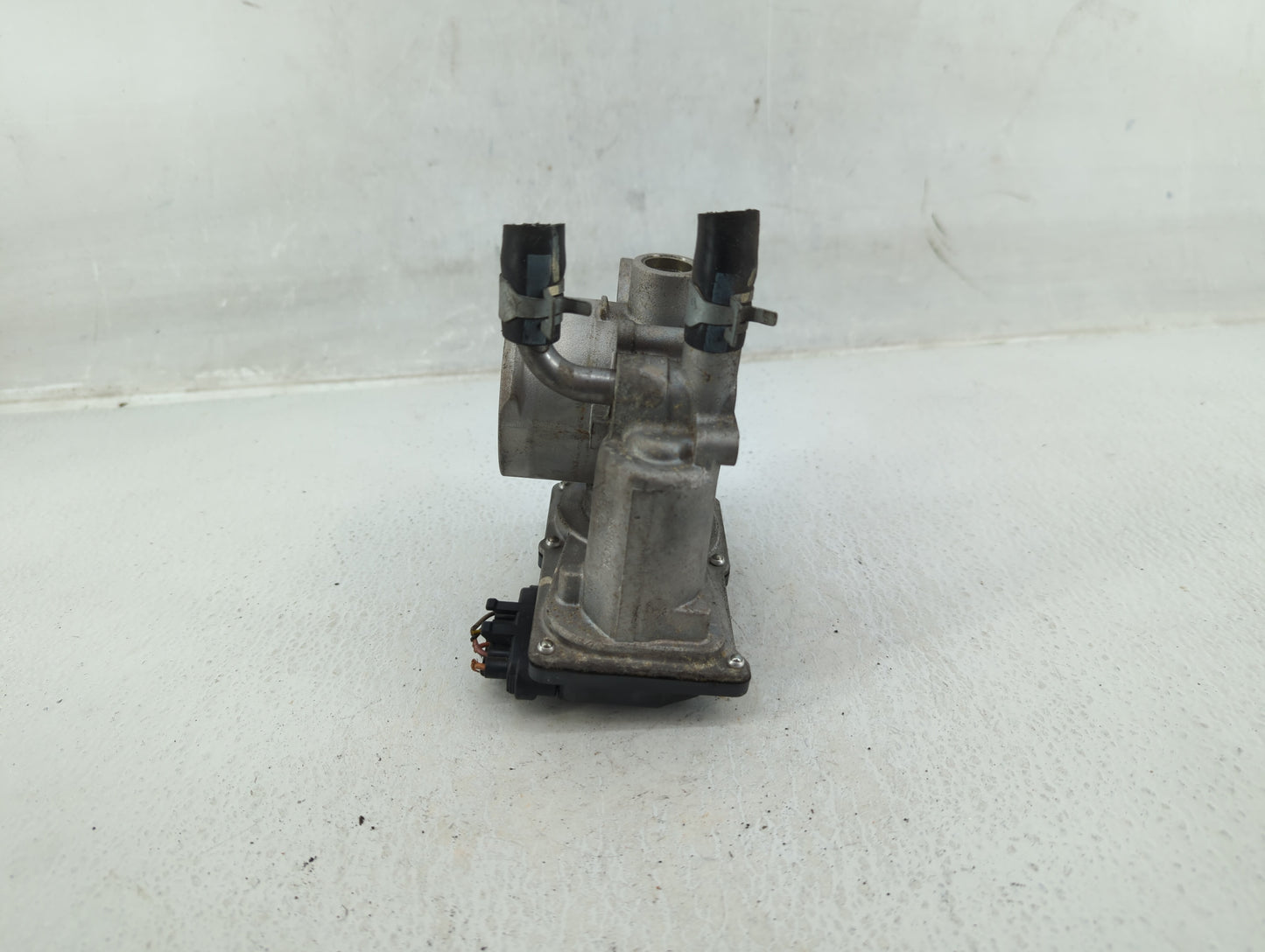 2012-2019 Kia Soul Throttle Body P/N:35100-2B300 Fits Fits 2012 2013 2014 2015 2016 2017 2018 2019 OEM Used Auto Parts - Oem