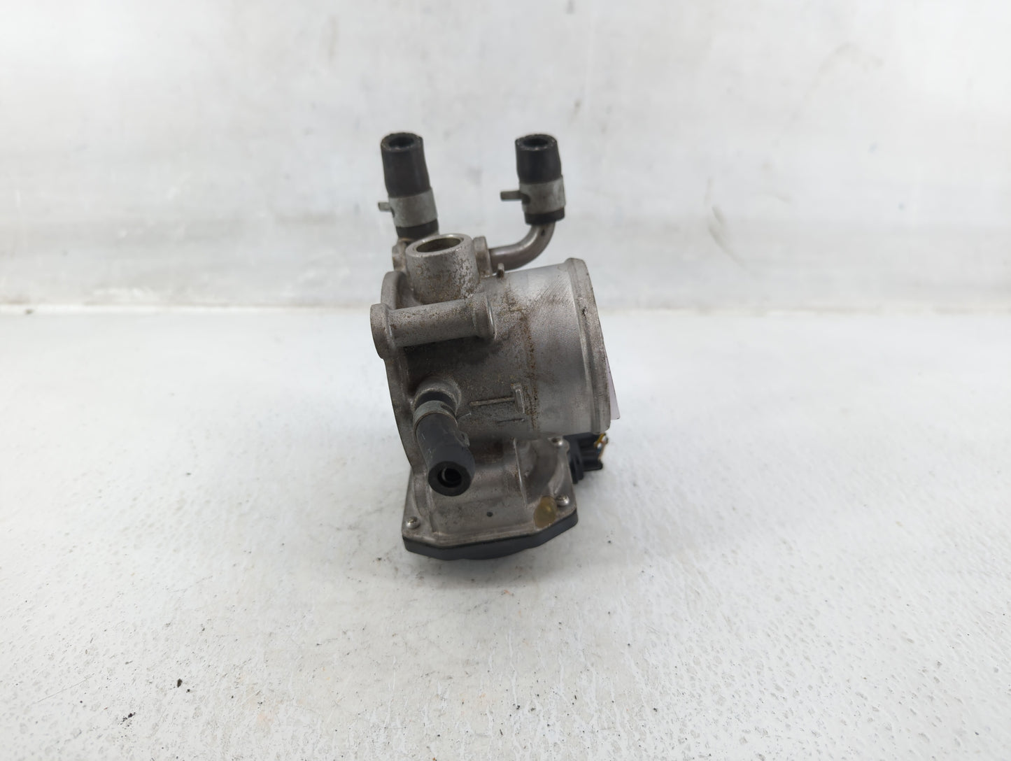 2012-2019 Kia Soul Throttle Body P/N:35100-2B300 Fits Fits 2012 2013 2014 2015 2016 2017 2018 2019 OEM Used Auto Parts - Oem