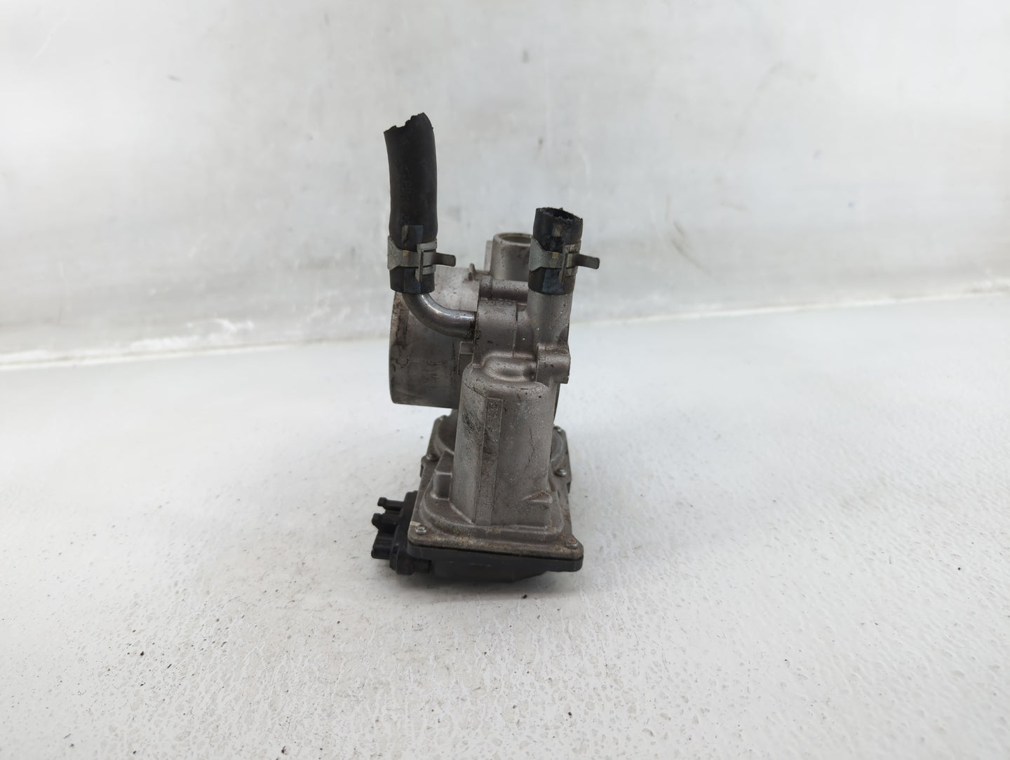 2012-2019 Kia Soul Throttle Body P/N:35100-2B600 Fits Fits 2012 2013 2014 2015 2016 2017 2018 2019 OEM Used Auto Parts - Oem