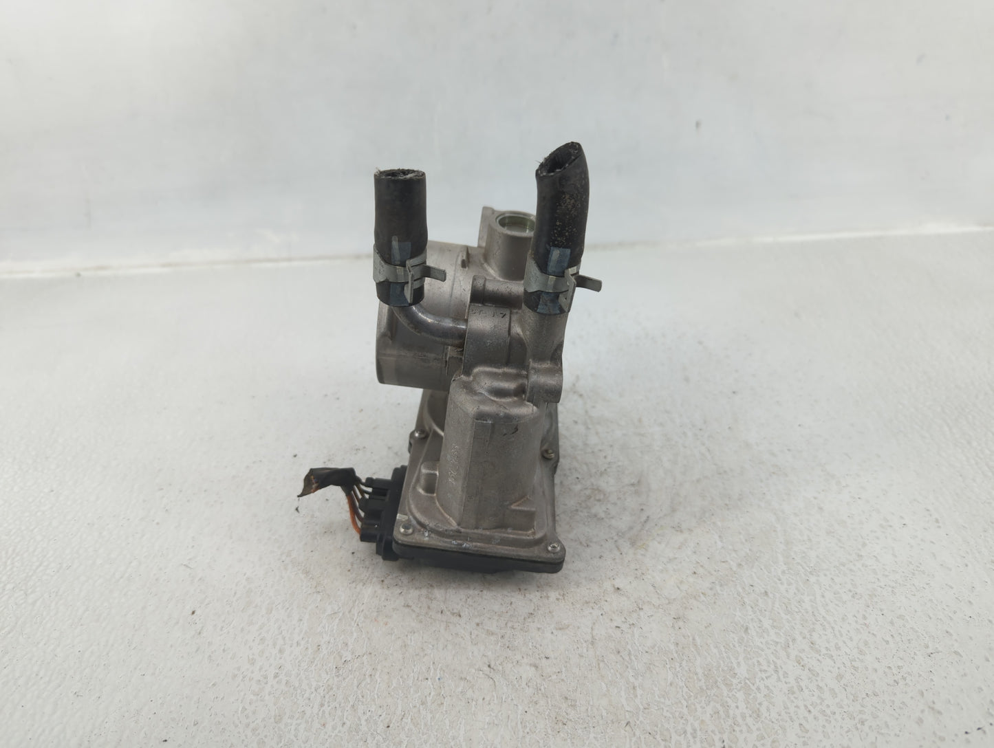 2012-2019 Kia Soul Throttle Body P/N:35100-2B300 Fits Fits 2012 2013 2014 2015 2016 2017 2018 2019 OEM Used Auto Parts - Oem