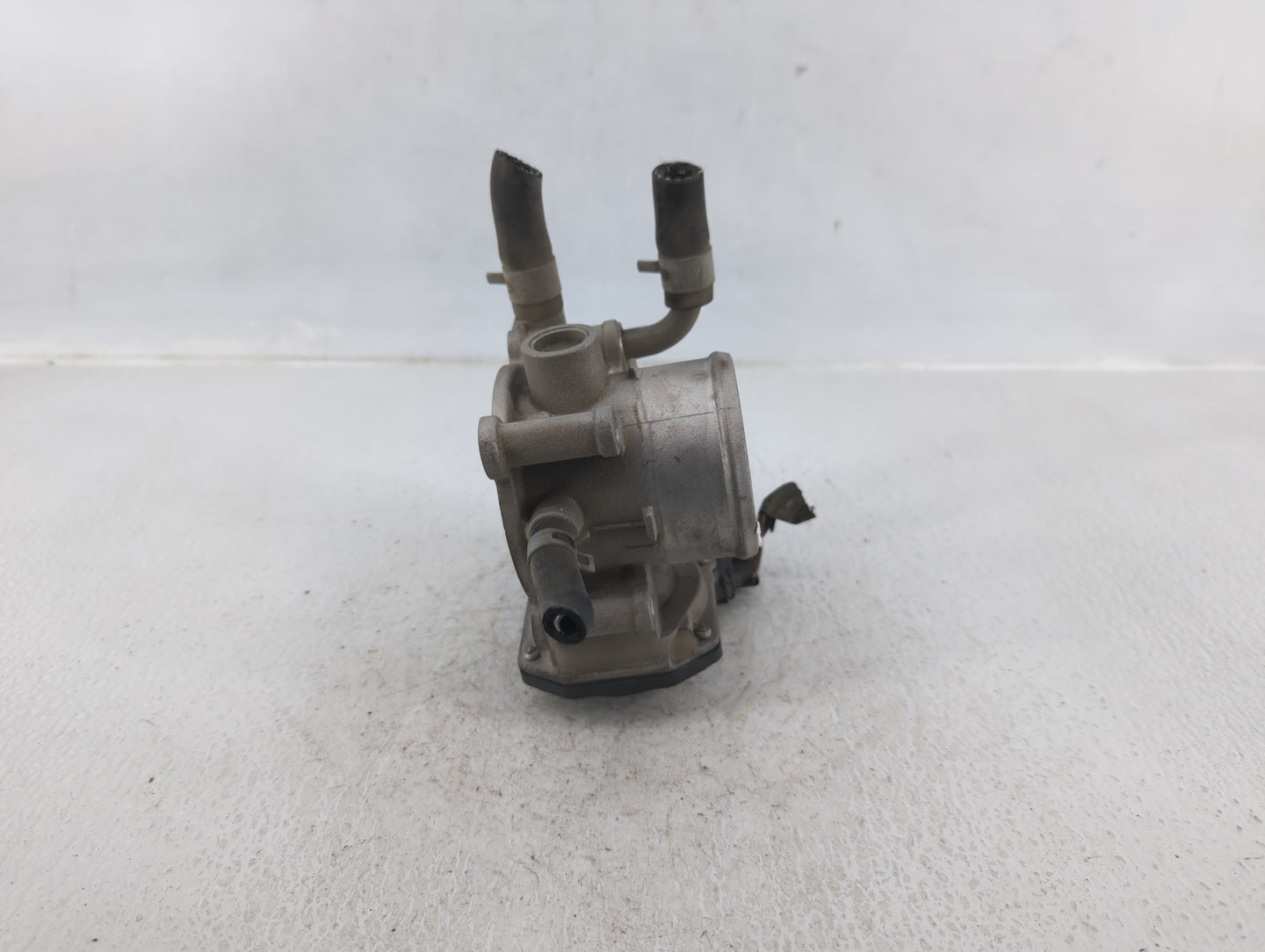 2012-2019 Kia Soul Throttle Body P/N:35100-2B300 Fits Fits 2012 2013 2014 2015 2016 2017 2018 2019 OEM Used Auto Parts - Oem