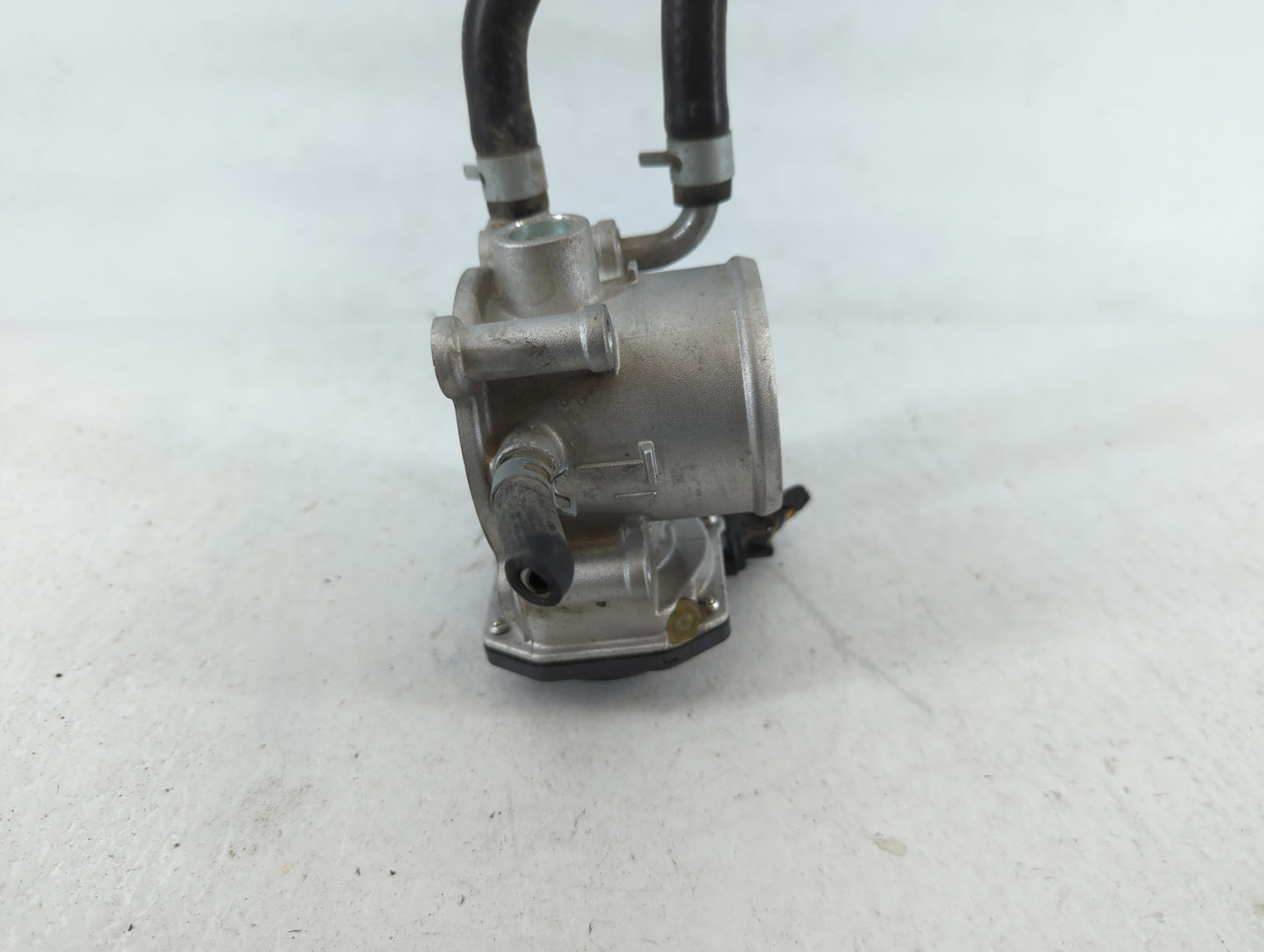 2012-2019 Kia Soul Throttle Body P/N:35100-2B300 Fits Fits 2012 2013 2014 2015 2016 2017 2018 2019 OEM Used Auto Parts - Oem