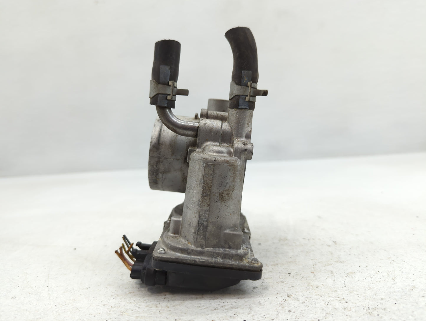2012-2019 Kia Soul Throttle Body P/N:35100-2B300 Fits Fits 2012 2013 2014 2015 2016 2017 2018 2019 OEM Used Auto Parts - Oem