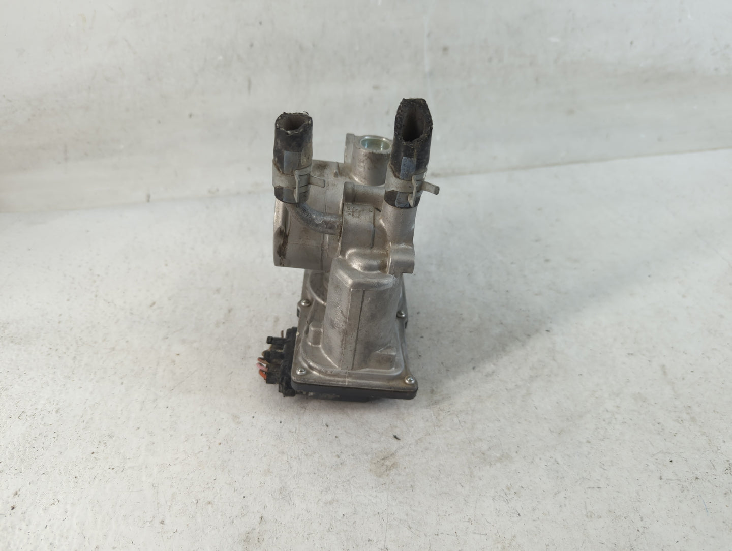 2012-2019 Kia Soul Throttle Body P/N:35100-2B300 Fits Fits 2012 2013 2014 2015 2016 2017 2018 2019 OEM Used Auto Parts - Oem