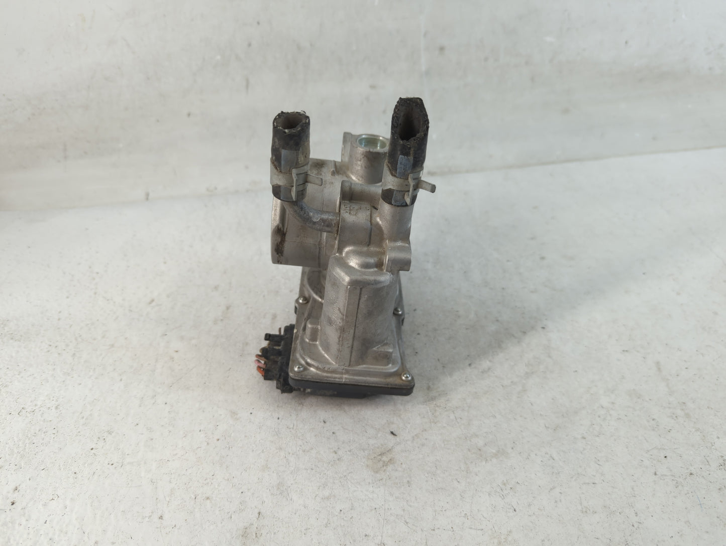 2012-2019 Kia Soul Throttle Body P/N:35100-2B300 Fits Fits 2012 2013 2014 2015 2016 2017 2018 2019 OEM Used Auto Parts - Oem