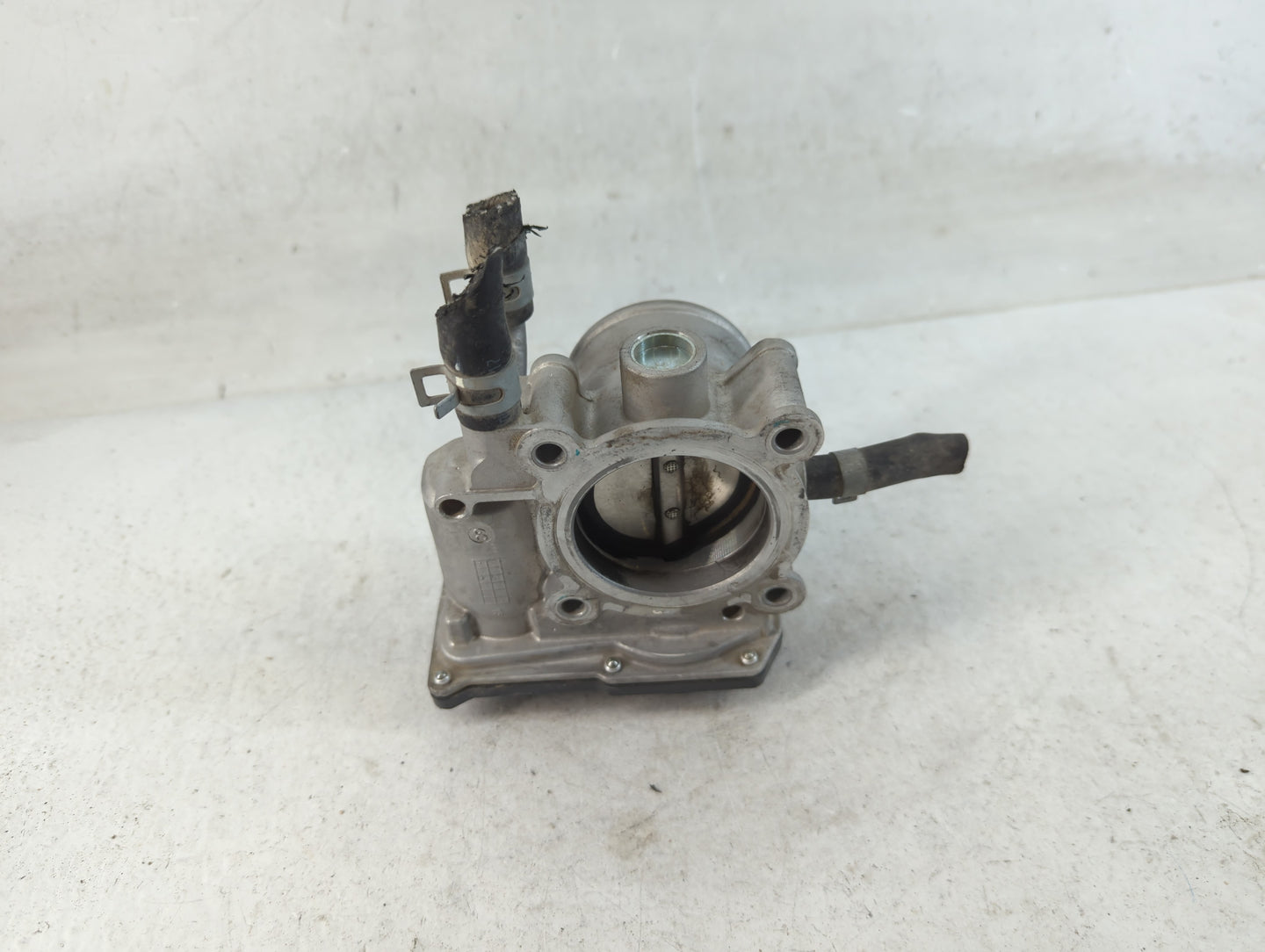 2012-2019 Kia Soul Throttle Body P/N:35100-2B300 Fits Fits 2012 2013 2014 2015 2016 2017 2018 2019 OEM Used Auto Parts - Oem