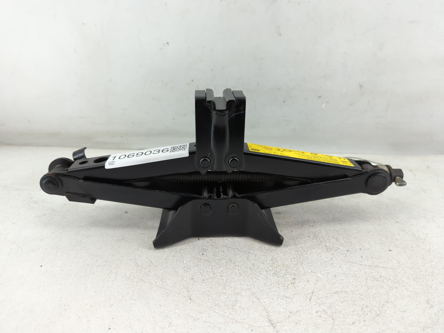 2016 Land Rover Discovery Sport Spare Scissor Car Jack - Oemusedautoparts1.com