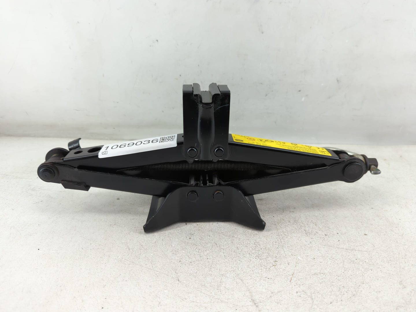 2016 Land Rover Discovery Sport Spare Scissor Car Jack 1069036 - Oemusedautoparts1.com
