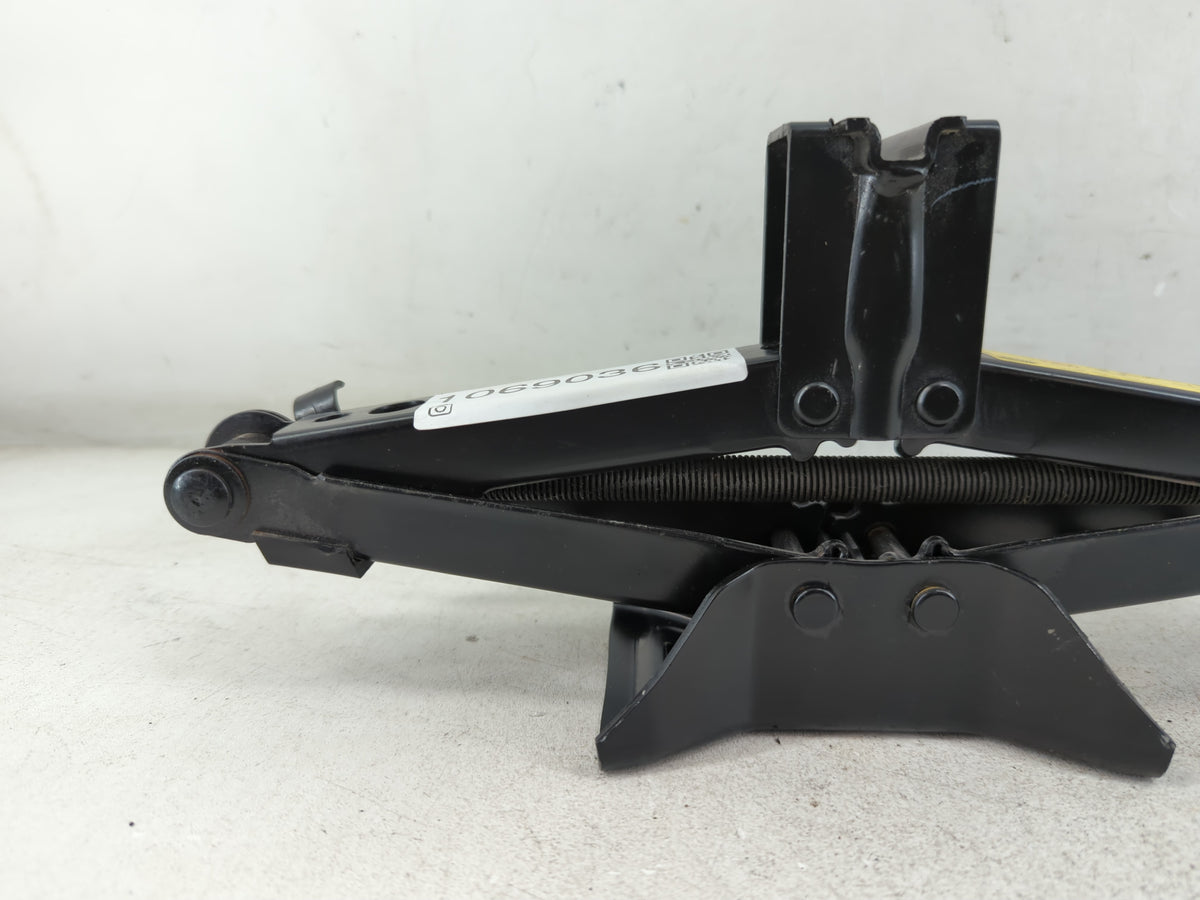 2016 Land Rover Discovery Sport Spare Scissor Car Jack 1069036 - Oemusedautoparts1.com