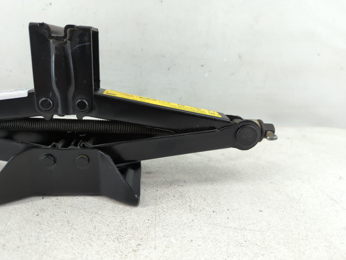 2016 Land Rover Discovery Sport Spare Scissor Car Jack 1069036 - Oemusedautoparts1.com