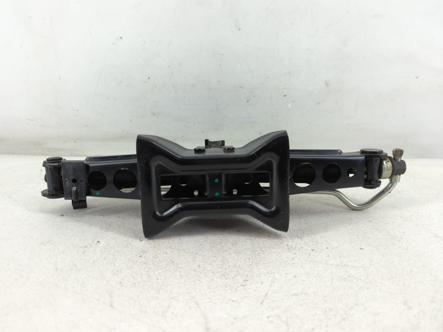 2016 Land Rover Discovery Sport Spare Scissor Car Jack 1069036 - Oemusedautoparts1.com