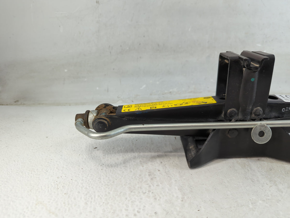 2016 Land Rover Discovery Sport Spare Scissor Car Jack 1071586 - Oemusedautoparts1.com