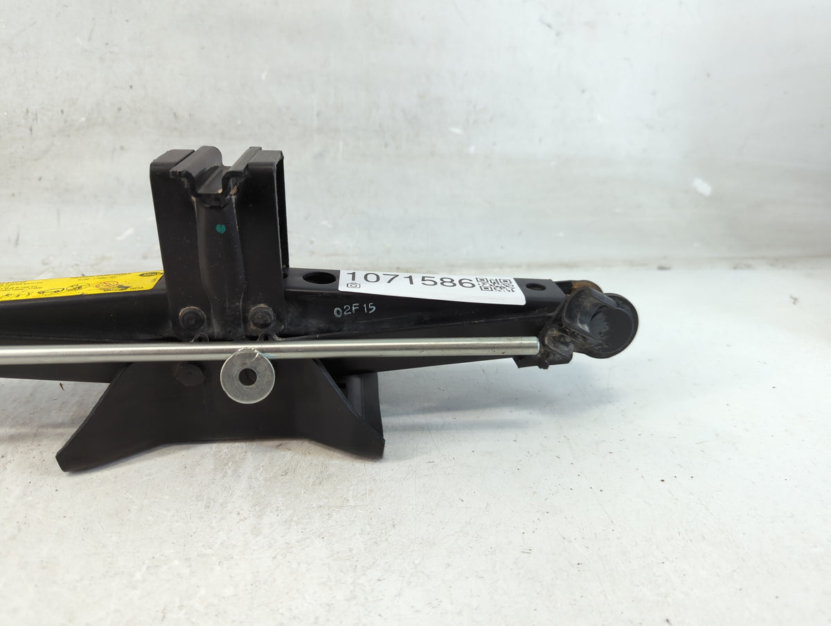 2016 Land Rover Discovery Sport Spare Scissor Car Jack 1071586 - Oemusedautoparts1.com