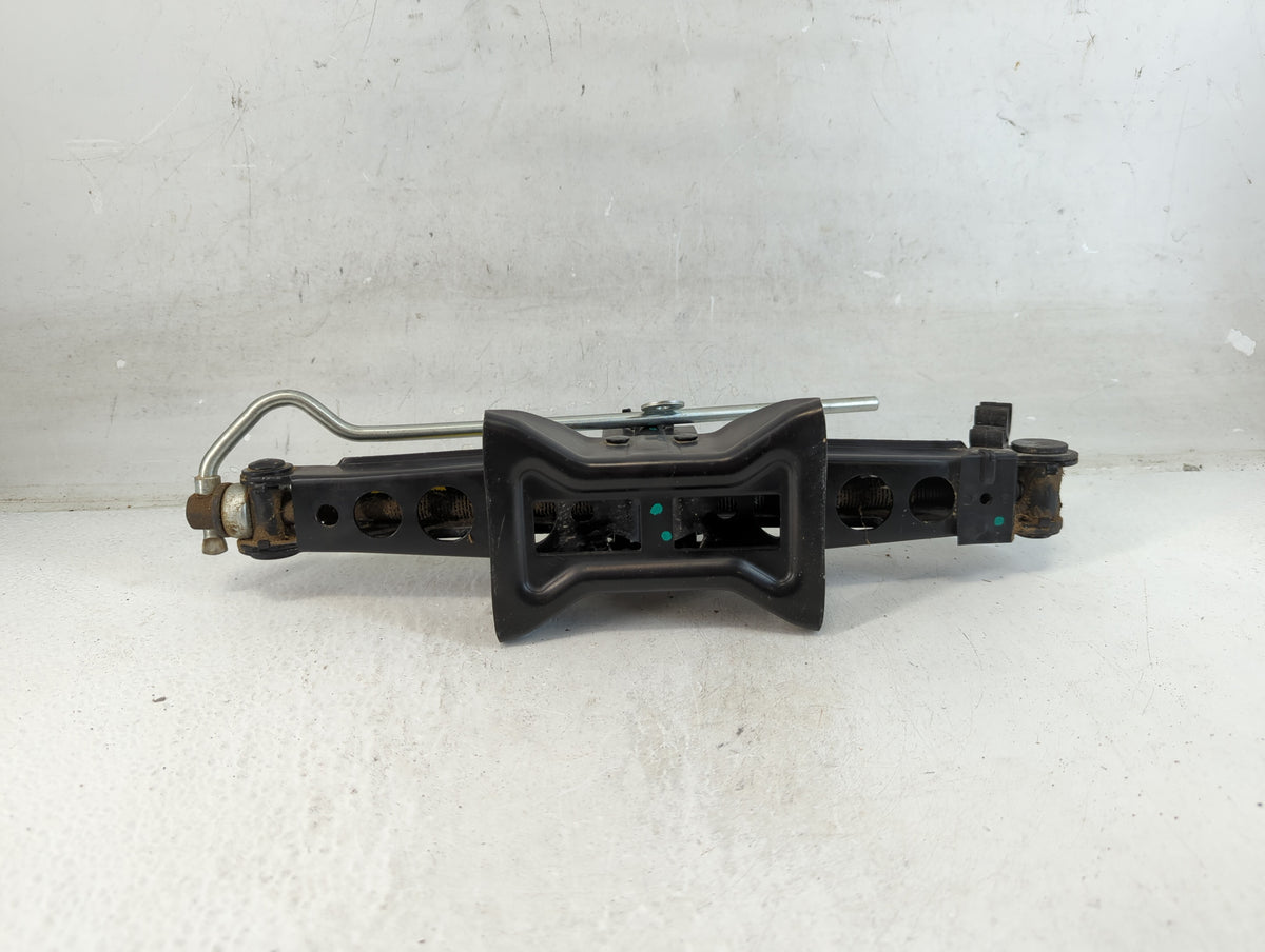 2016 Land Rover Discovery Sport Spare Scissor Car Jack 1071586 - Oemusedautoparts1.com