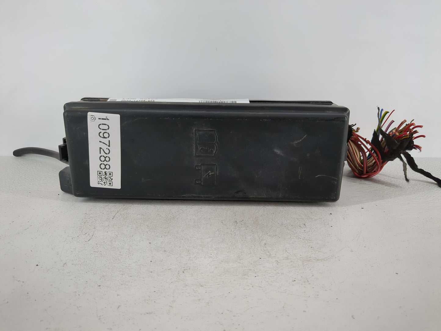 2014-2016 Land Rover Lr4 Fusebox Fuse Box Panel Relay Module P/N:GH22-14299-AGA Fits Fits 2014 2015 2016 OEM Used Auto Parts