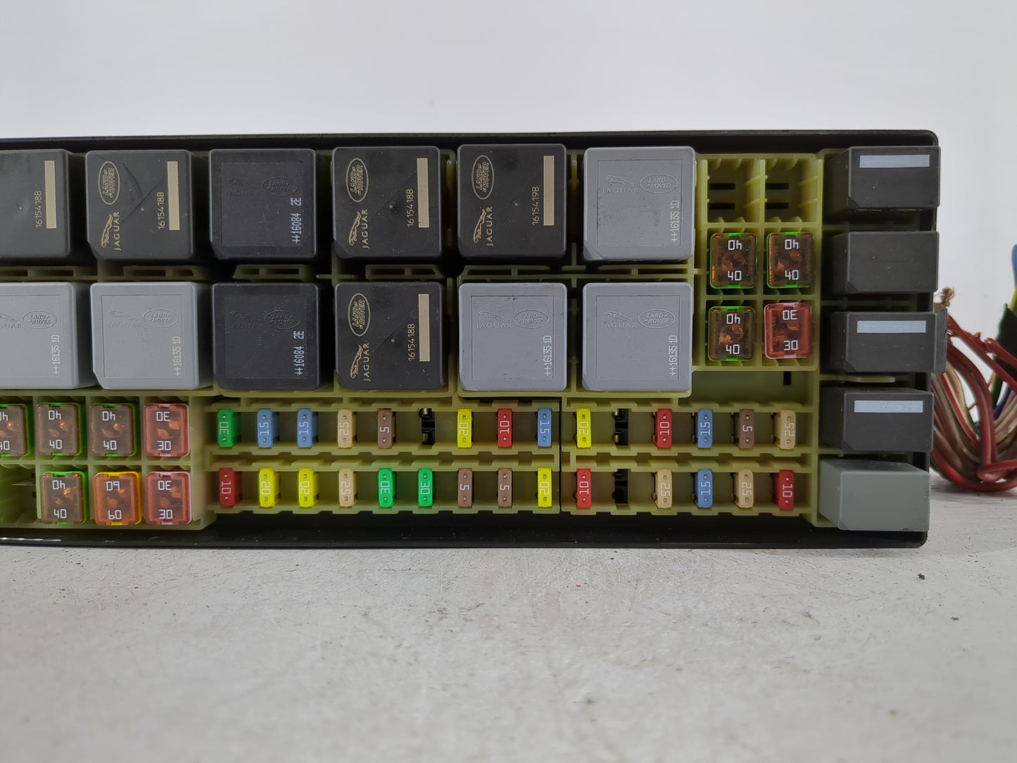 2014-2016 Land Rover Lr4 Fusebox Fuse Box Panel Relay Module P/N:GH22-14299-AGA Fits Fits 2014 2015 2016 OEM Used Auto Parts