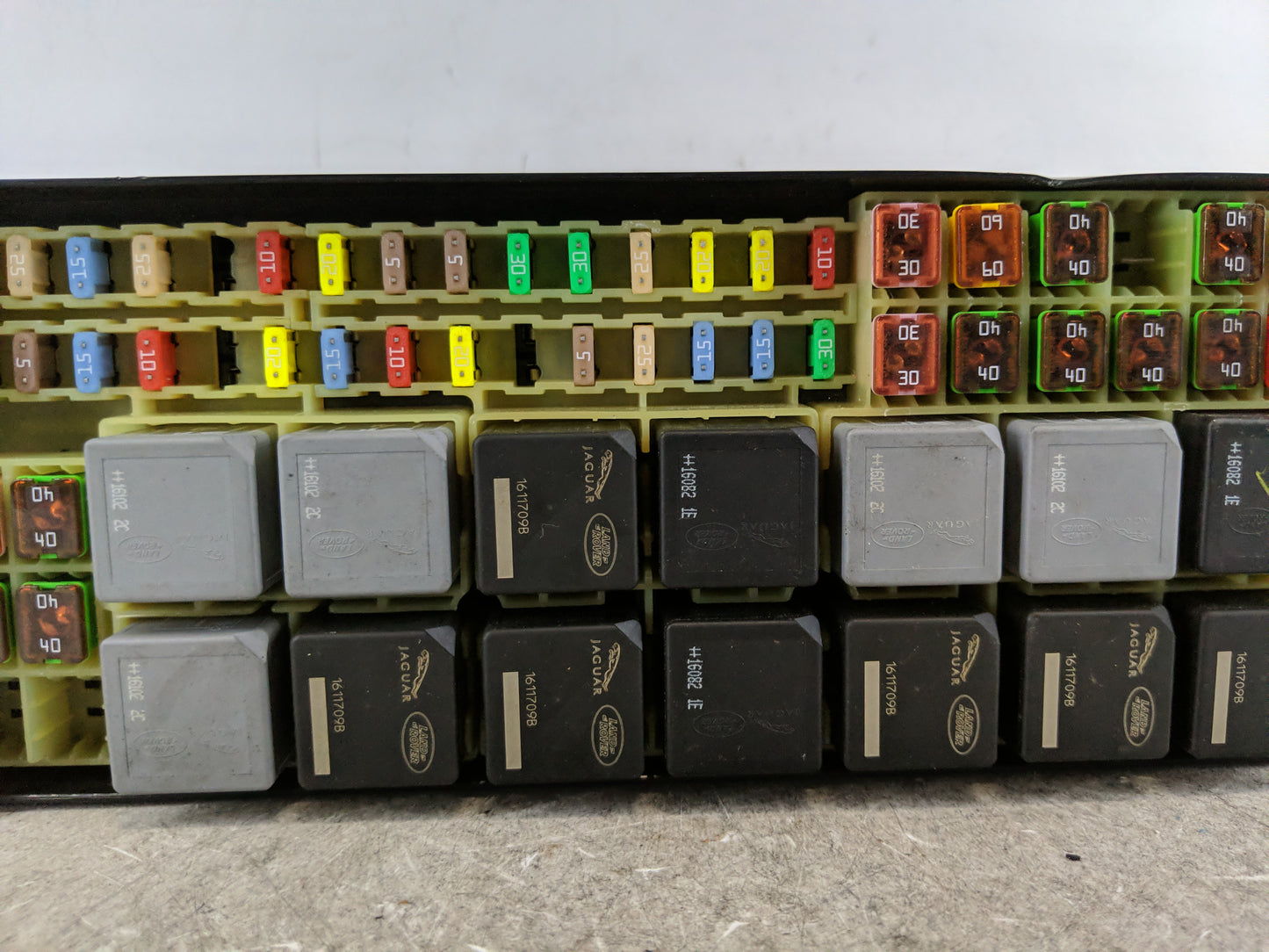 2014-2016 Land Rover Lr4 Fusebox Fuse Box Panel Relay Module P/N:2016602004 GH22-14290-AFA Fits Fits 2014 2015 2016 OEM Used