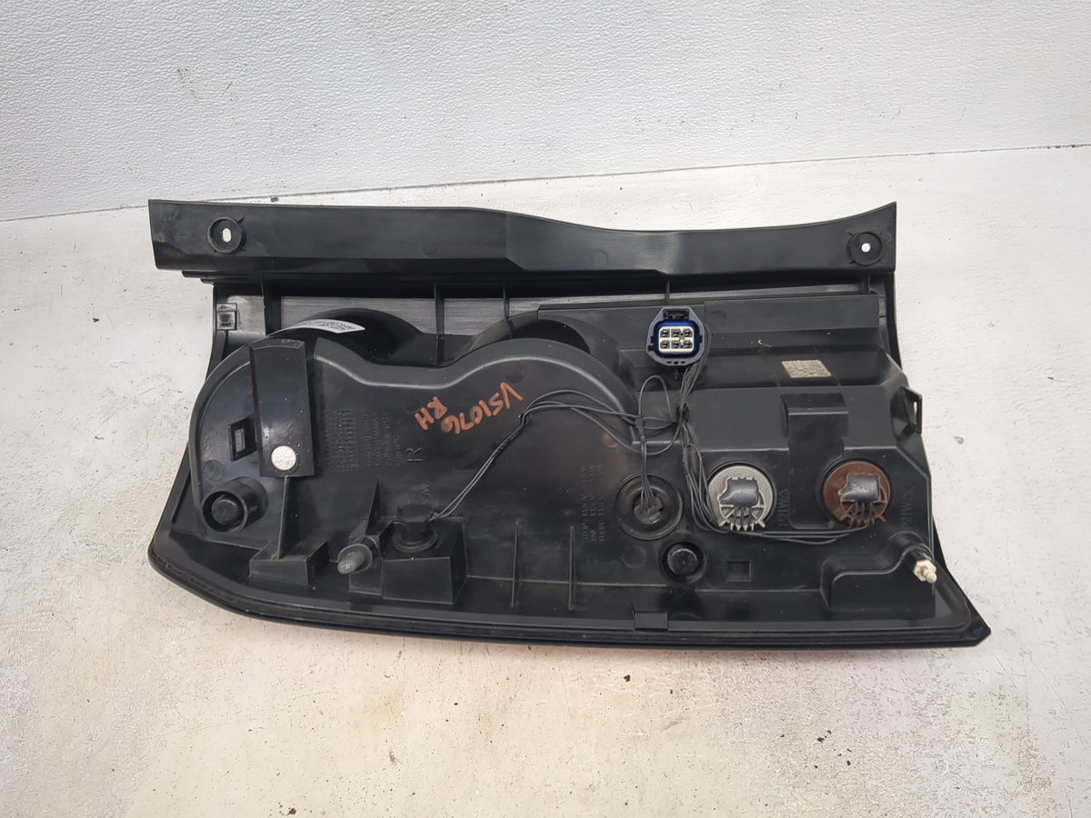2014-2016 Land Rover Lr4 Tail Light Assembly Passenger Right OEM P/N:EH22-13404 Fits Fits 2014 2015 2016 OEM Used Auto Parts