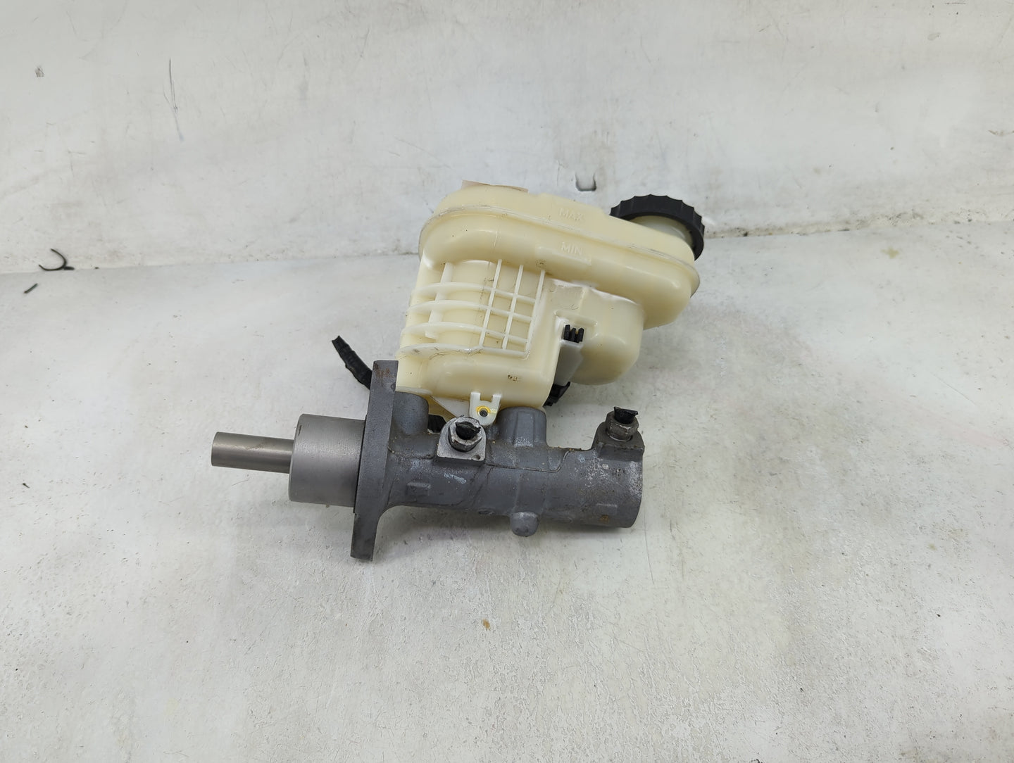 2013-2016 Lincoln Mks Brake Master Cylinder 1490017 - Oemusedautoparts1.com