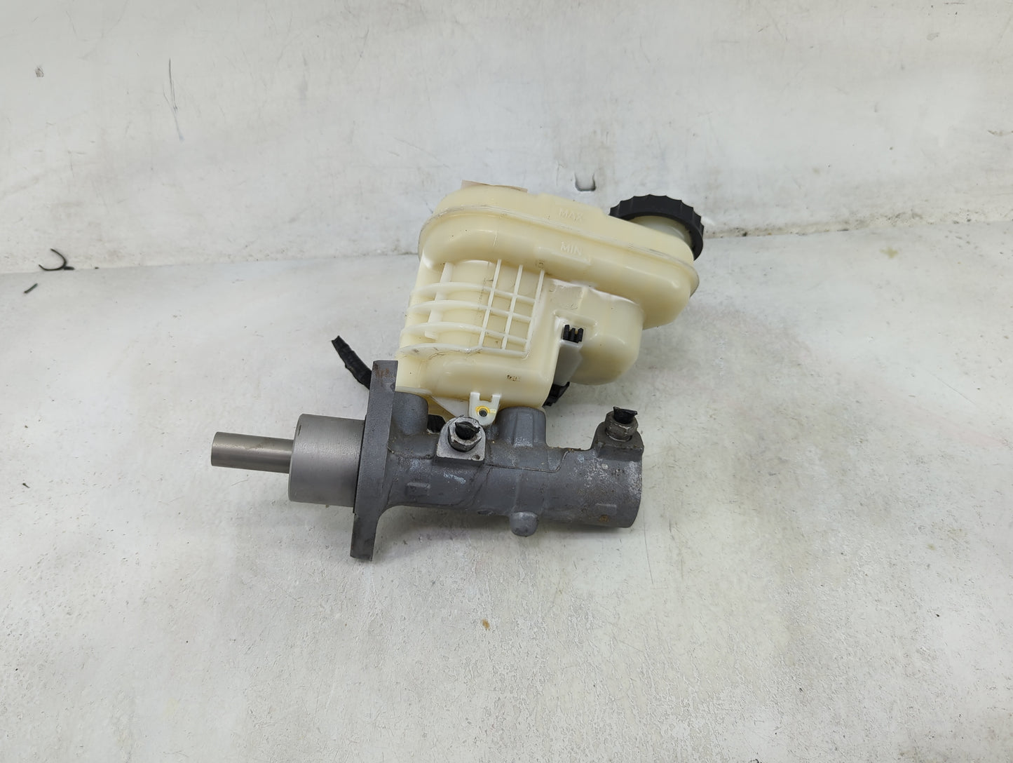 2013-2016 Lincoln Mks Brake Master Cylinder 1490017 - Oemusedautoparts1.com