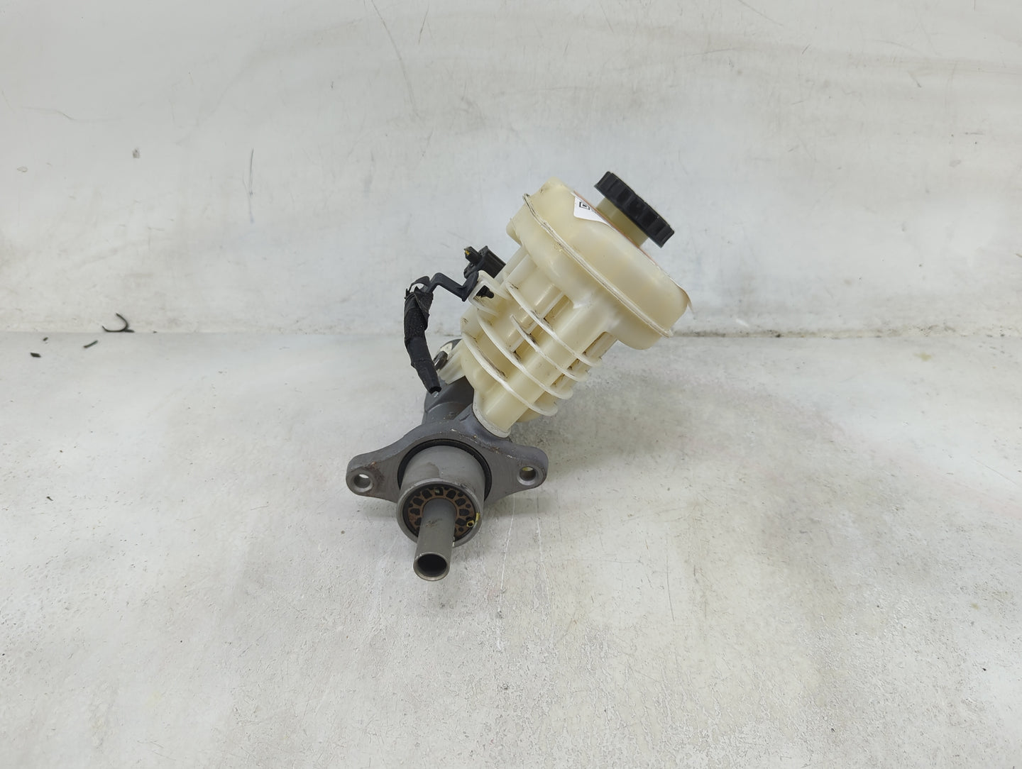 2013-2016 Lincoln Mks Brake Master Cylinder 1490017 - Oemusedautoparts1.com