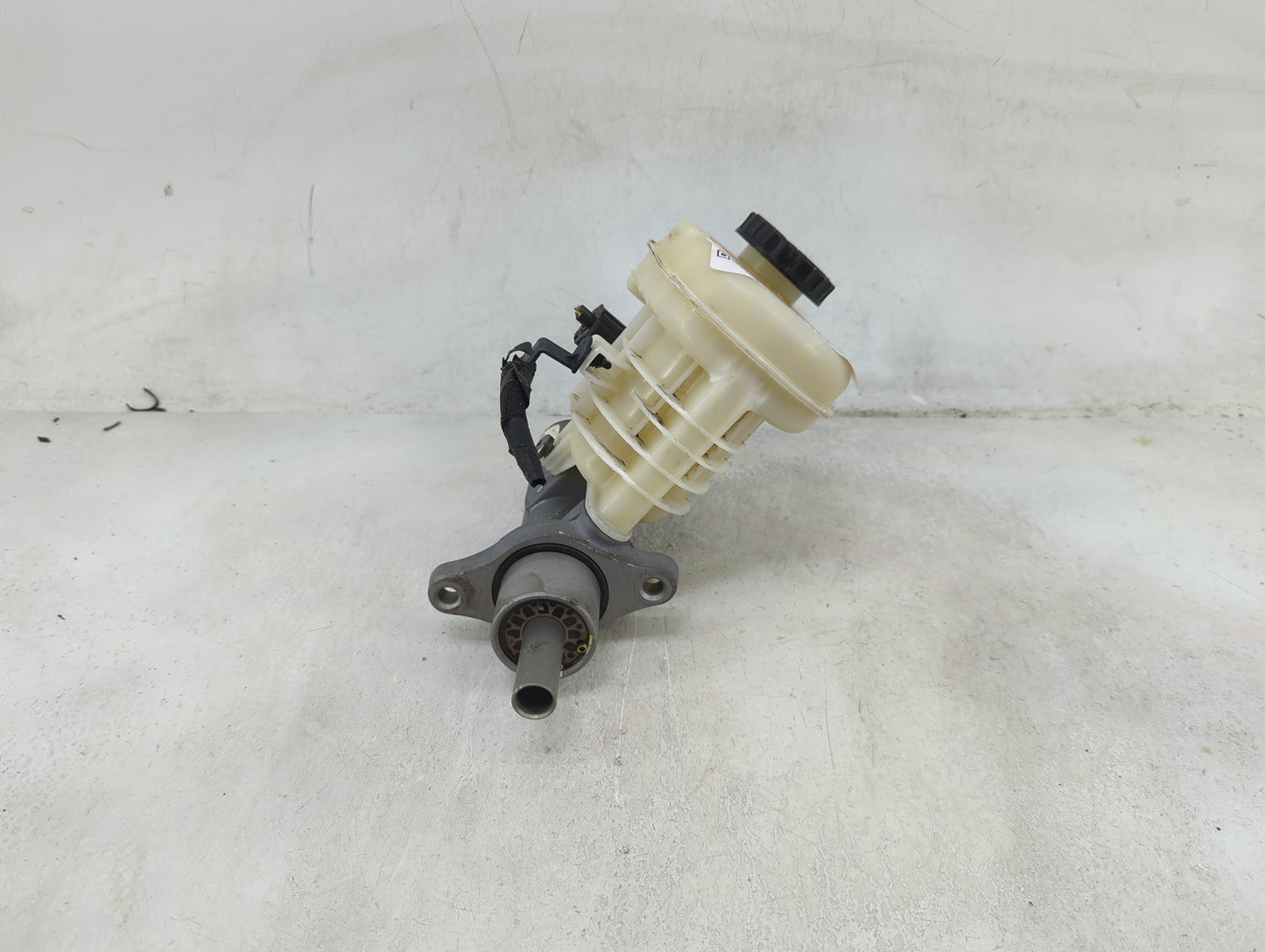 2013-2016 Lincoln Mks Brake Master Cylinder 1490017 - Oemusedautoparts1.com