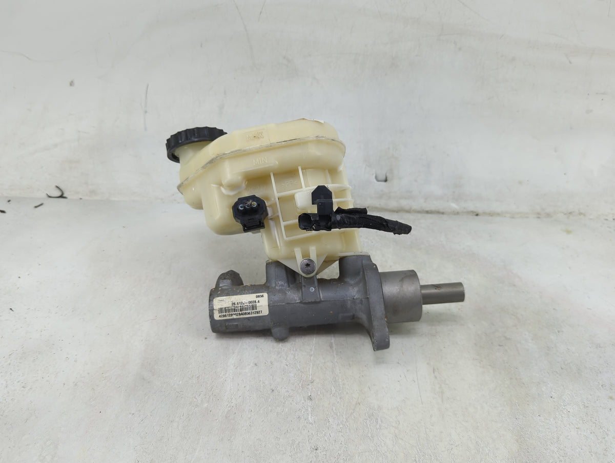 2013-2016 Lincoln Mks Brake Master Cylinder 1490017 - Oemusedautoparts1.com