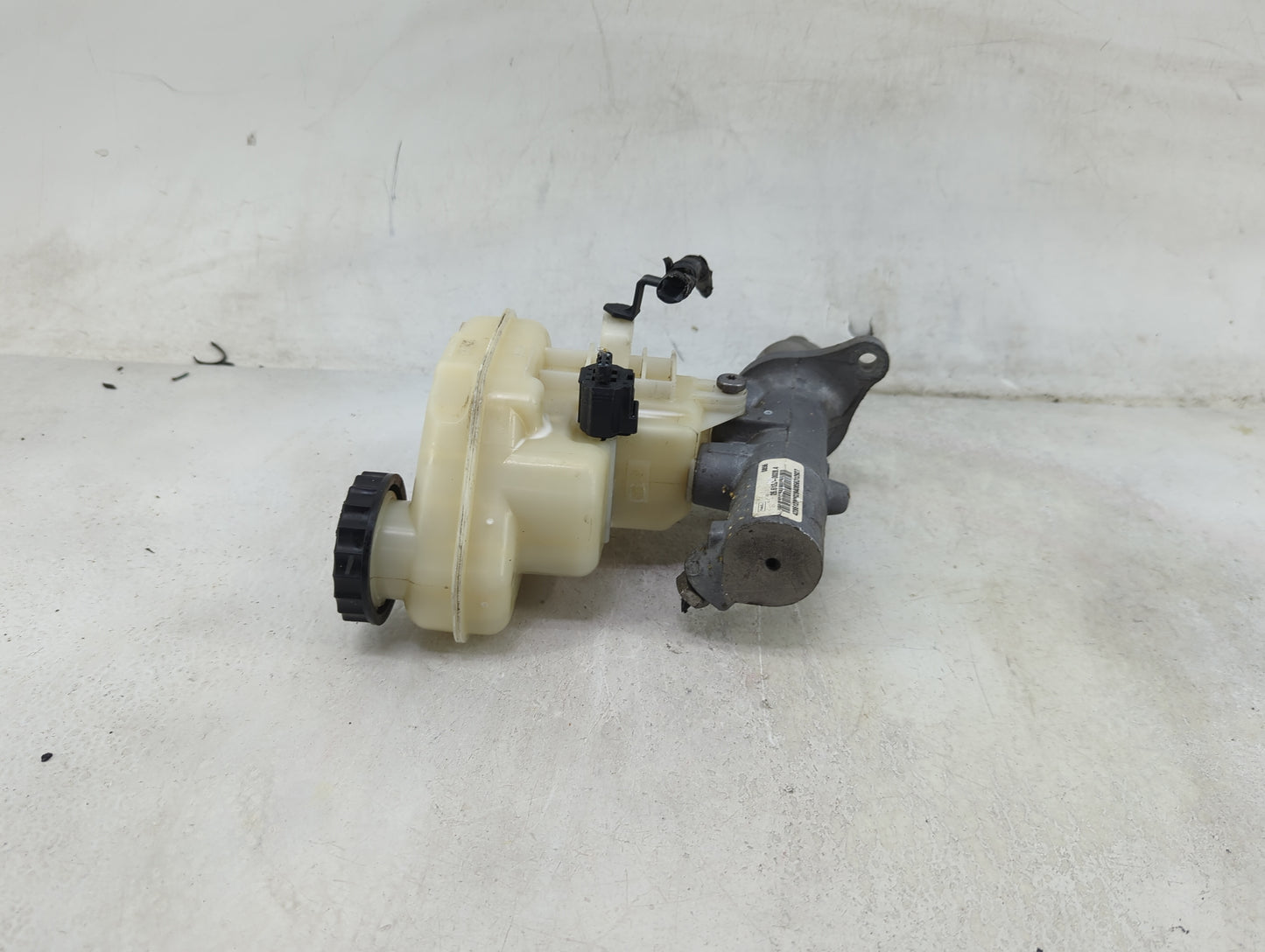 2013-2016 Lincoln Mks Brake Master Cylinder 1490017 - Oemusedautoparts1.com