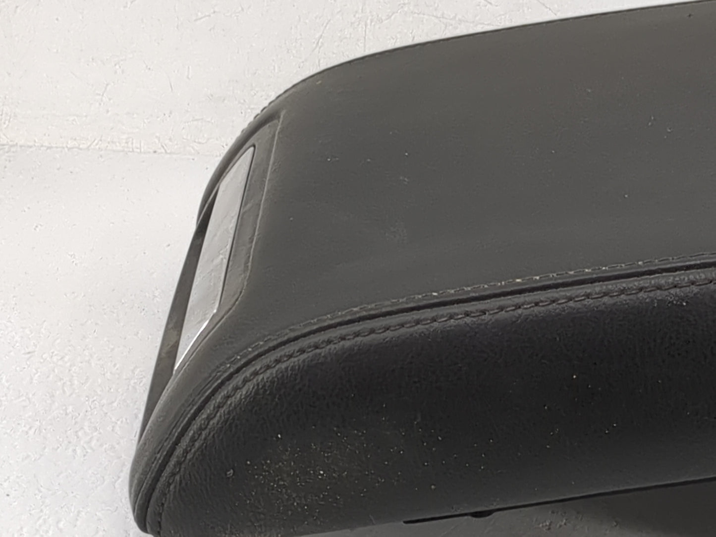 2016 Lincoln Mkt Center Console Armrest Cover Lid P/N:2437422-A 1847583XCB, 43850006, 4594038 Fits OEM Used Auto Parts - Oem