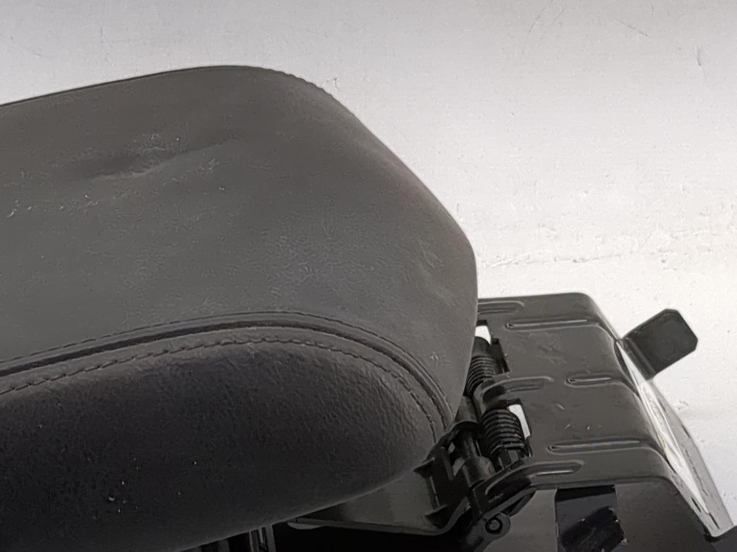 2016 Lincoln Mkt Center Console Armrest Cover Lid P/N:2437422-A 1847583XCB, 43850006, 4594038 Fits OEM Used Auto Parts - Oem