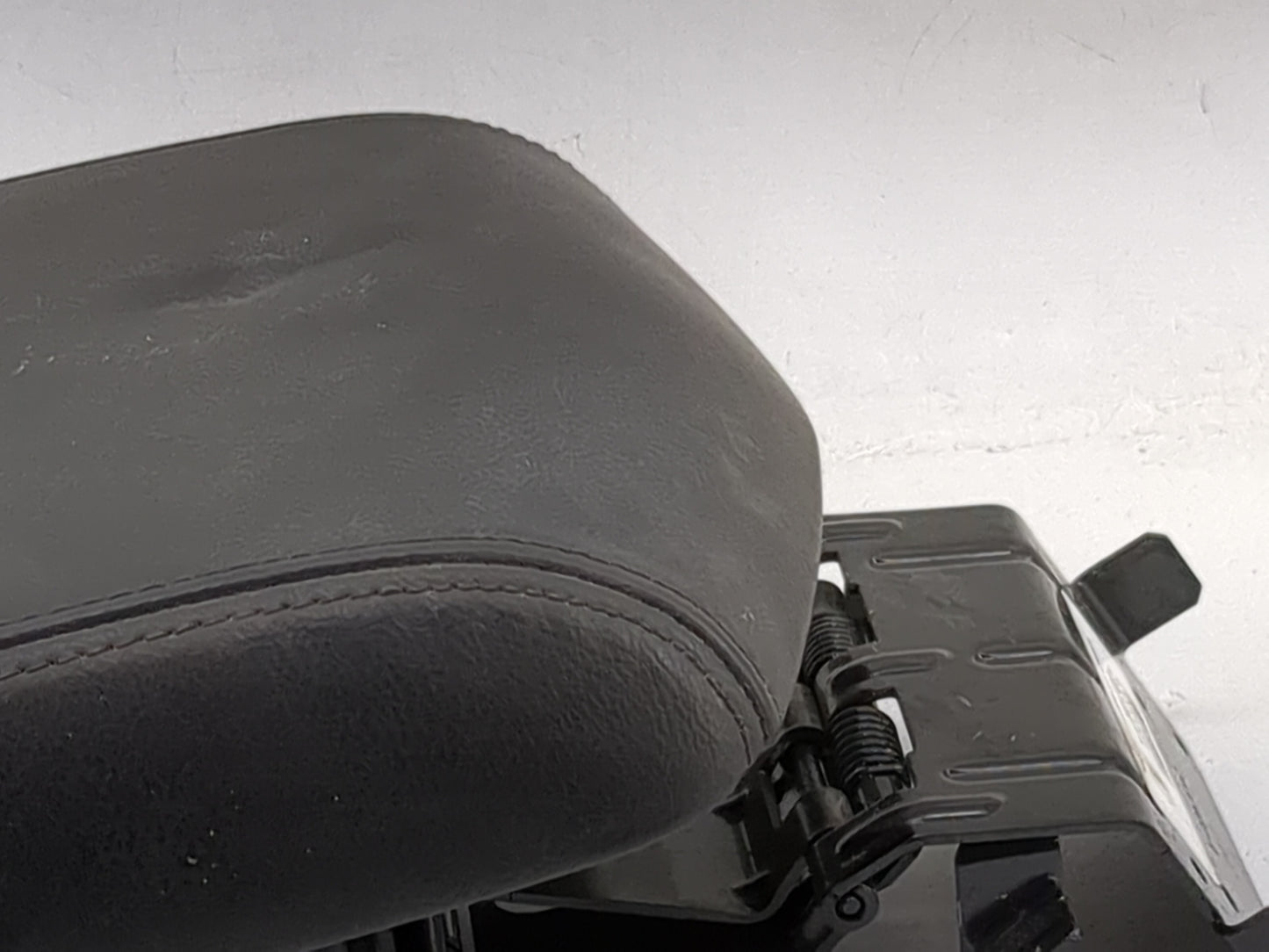 2016 Lincoln Mkt Center Console Armrest Cover Lid P/N:2437422-A 1847583XCB, 43850006, 4594038 Fits OEM Used Auto Parts - Oem