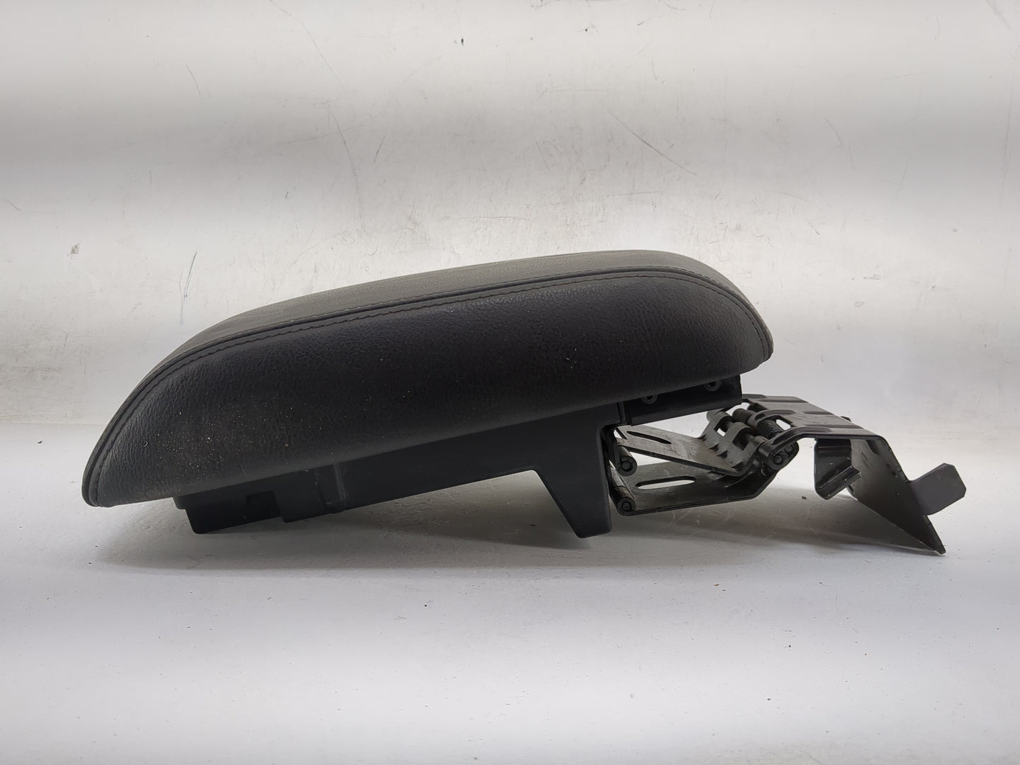 2016 Lincoln Mkt Center Console Armrest Cover Lid P/N:2437422-A 1847583XCB, 43850006, 4594038 Fits OEM Used Auto Parts - Oem