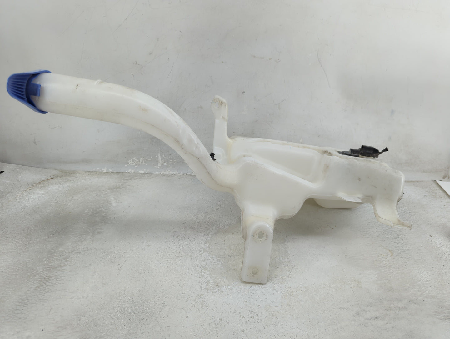 2013-2016 Lincoln Mkz Windshield Washer Fluid Reservoir Bottle Oem 1459444 - Oemusedautoparts1.com