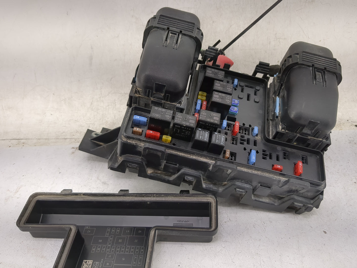 2015-2016 Lincoln Mkz Fusebox Fuse Box Panel Relay Module P/N:PA66-GF14 Fits Fits 2015 2016 OEM Used Auto Parts - Oemusedaut