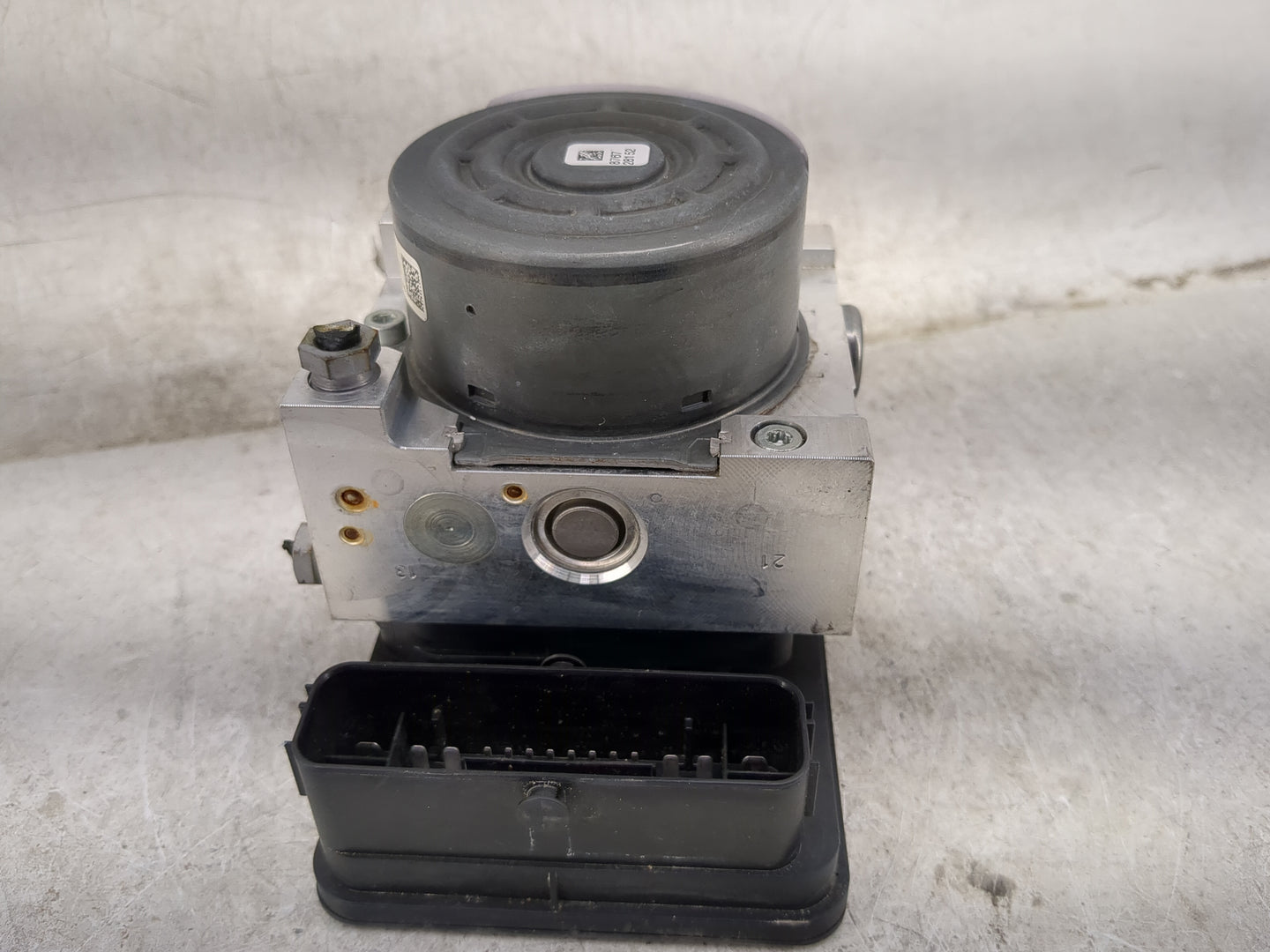 2016 Mercedes-Benz C300 ABS Pump Control Module Replacement P/N:A 253 431 00 Fits OEM Used Auto Parts - Oemusedautoparts1.co