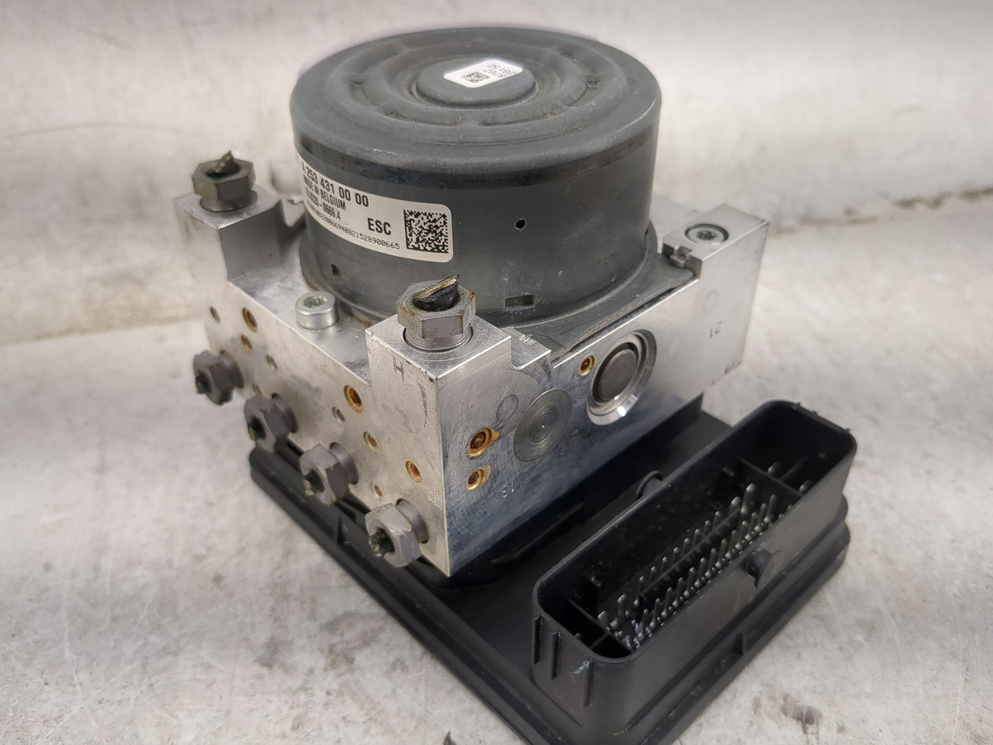 2016 Mercedes-Benz C300 ABS Pump Control Module Replacement P/N:A 253 431 00 Fits OEM Used Auto Parts - Oemusedautoparts1.co