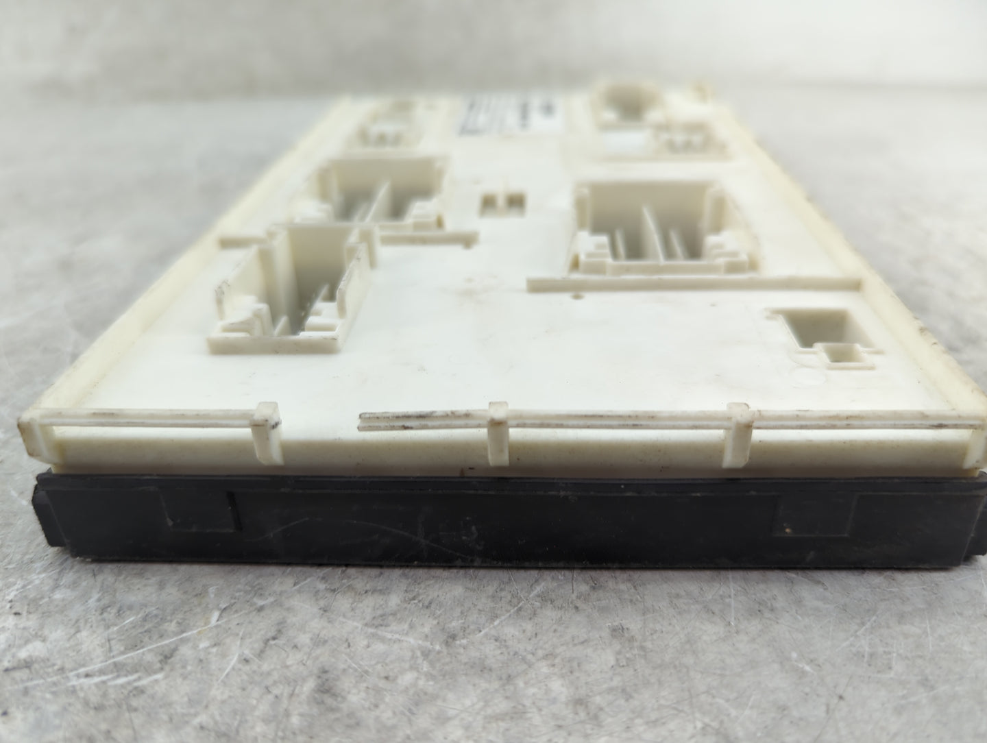 2014 Mercedes-benz Cla250 Body Control Module Bcm Inner Cabin Fuse Box - Oemusedautoparts1.com