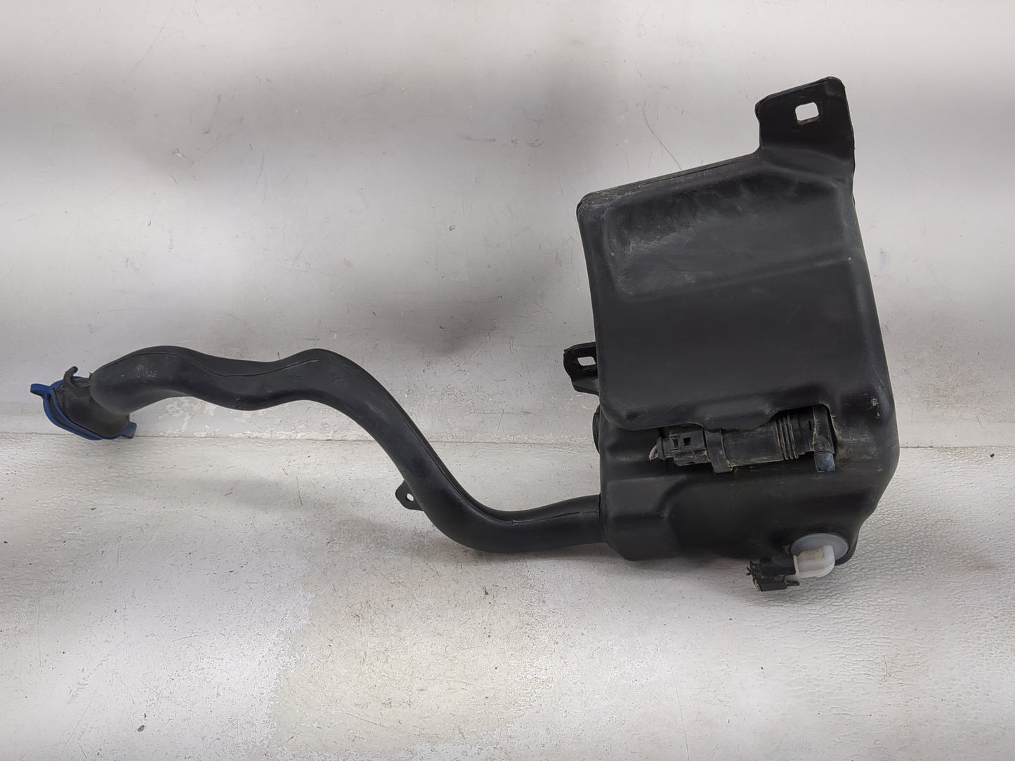2014 Mercedes-benz Cla250 Windshield Washer Fluid Reservoir Bottle Oem 1477169 - Oemusedautoparts1.com
