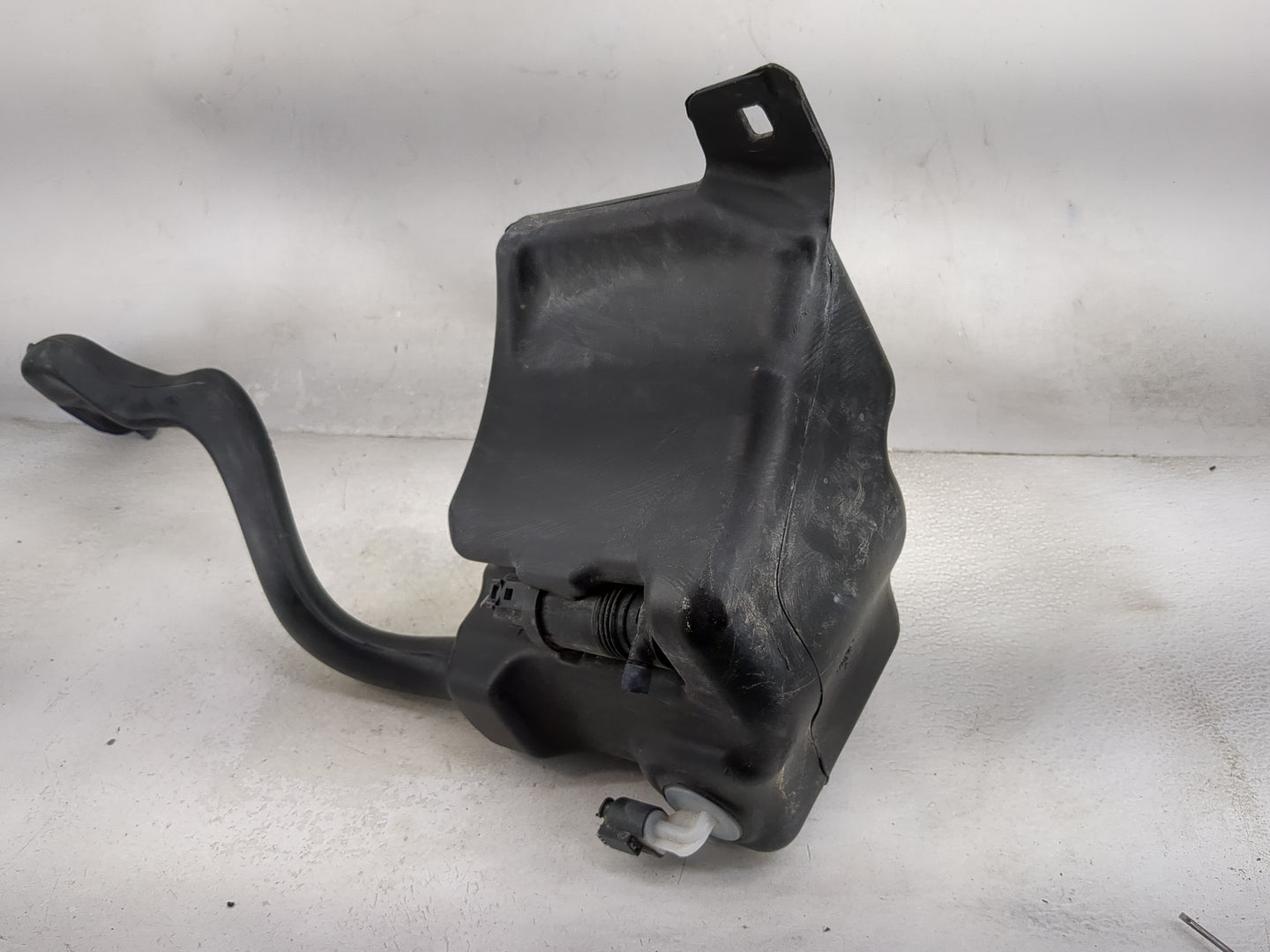2014 Mercedes-benz Cla250 Windshield Washer Fluid Reservoir Bottle Oem 1477169 - Oemusedautoparts1.com
