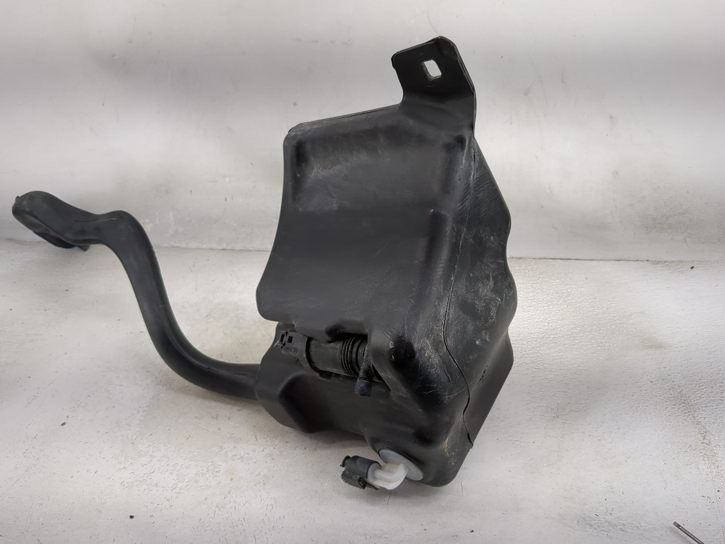 2014 Mercedes-benz Cla250 Windshield Washer Fluid Reservoir Bottle Oem 1477169 - Oemusedautoparts1.com